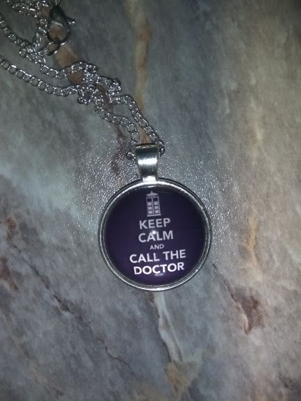 Doctor Who náhrdelník Keep Calm and Call The Doctor - temněmodrý