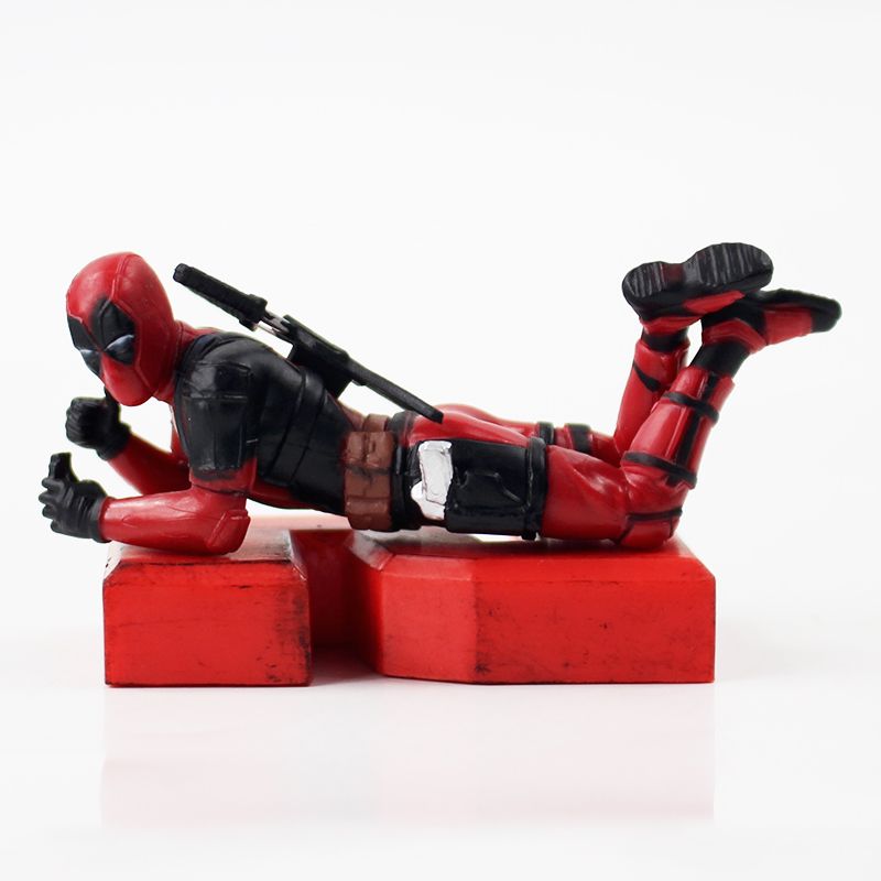 Statická figurka Deadpool 2 s dvojkou - ležící na břiše