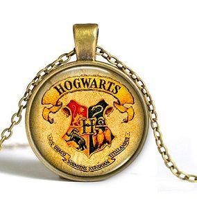 řetízek Harry Potter znaky Bradavických kolejí - Bradavice žlutý bronzový