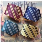kravata Harry Potter s názvem Koleje | Havraspár, Mrzimor, Nebelvír červená, Nebelvír purpurová, Nebelvír vínová, Zmijozel