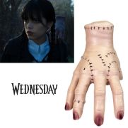Ruka Věc Wednesday a Addamsovi rodiny