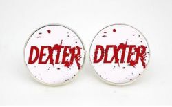 náušnice Dexter s nápisem